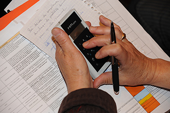 Un délégué vote, boîtier électronique en main