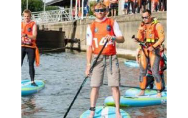François Gabart et 2 autres personnes en train de faire du paddle