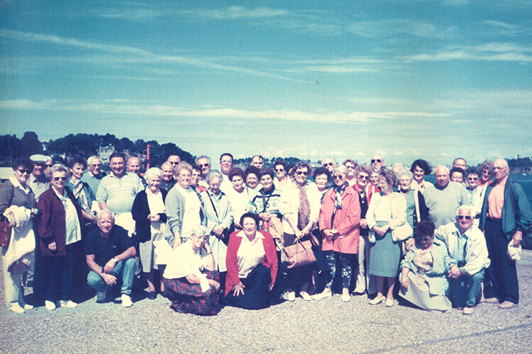 Photo de groupe en couleur de retraites de la Macif lors d'une sortie organisée