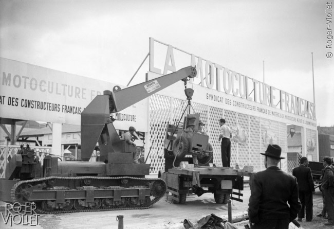 Les coopératives d'utilisation de matériel agricole (CUMA) favorisent la modernisation de l'agriculture. Foire de Paris, mai 1946