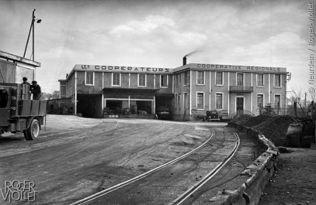 La cour intérieure et le parc à charbon de la Coopérative régionale des Charentes et Deux-Sèvres de Saintes, fondée en 1912 (Photo années 1930)
