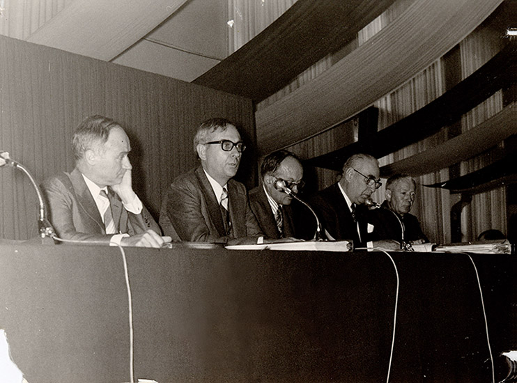 De gauche à droite : Jacques Vandier, Jacques Mathé, Pierre Vinet et les commissaires aux comptes