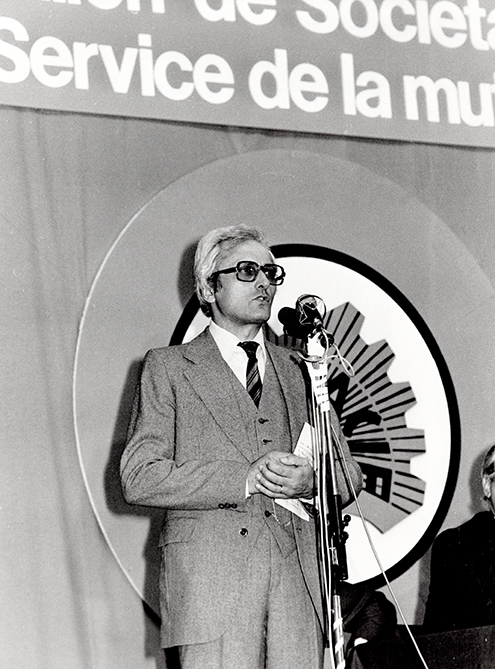 Photo de Pierre Juvin, président de la Macif, qui prononce un discours sur l'économie sociale
