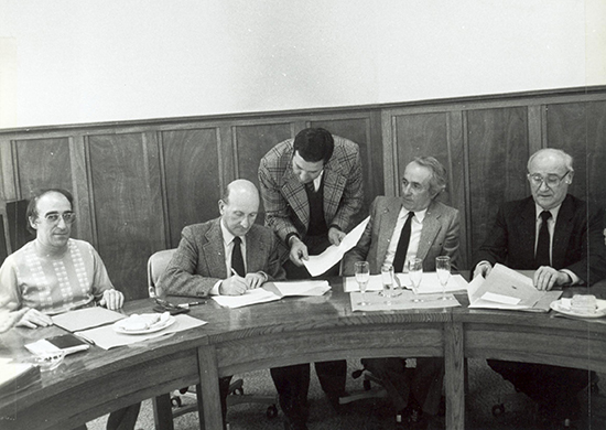 Photo de la signature de la déclaration commune. De gauche à droite : Alphonse Véronèse, Henri Krasucki, Michel Labourdette, Jean Dupont, Jacques Vandier