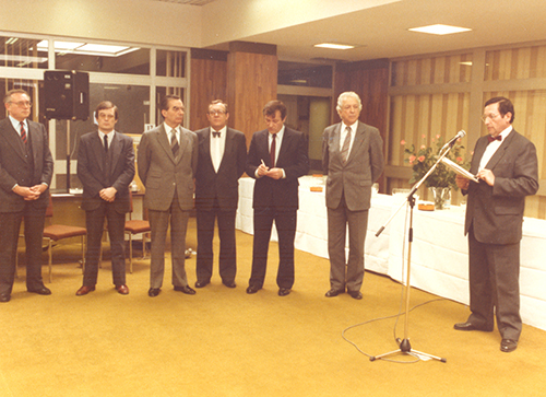 Photo de la célébration à Lille, de droite à gauche : Bernard Delassus, vice-président de la Macif, Noël Josèphe, conseiller régional, Jean Le Garrec, secrétaire d'Etat auprès du Premier ministre, Jean Simonnet, secrétaire général de la Macif