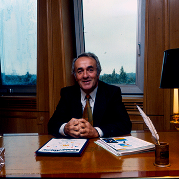 Photographie de Jean Dupont assis à son bureau du siège social MACIF à Niort
