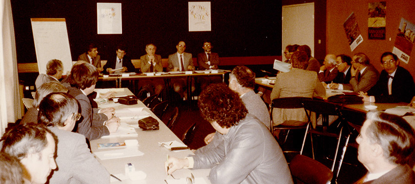 Photo d'une commission de travail. Table du fond, au centre : Jean Dupont, président de la Macif, anime la réunion