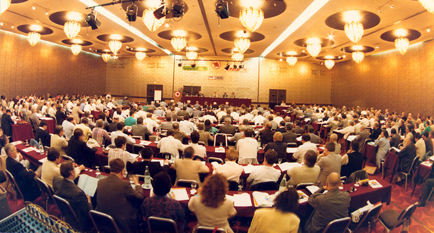Photo de l'assemblée lors du congrès de Paris du 8 juin 1986   
