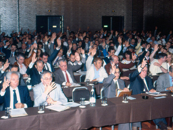 Photo du vote à main levée du congrès de juin 1986