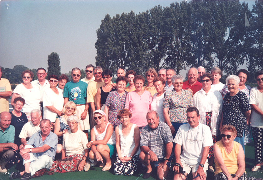 Photo de groupe en couleur de retraités de la Macif en extérieur sur une pelouse