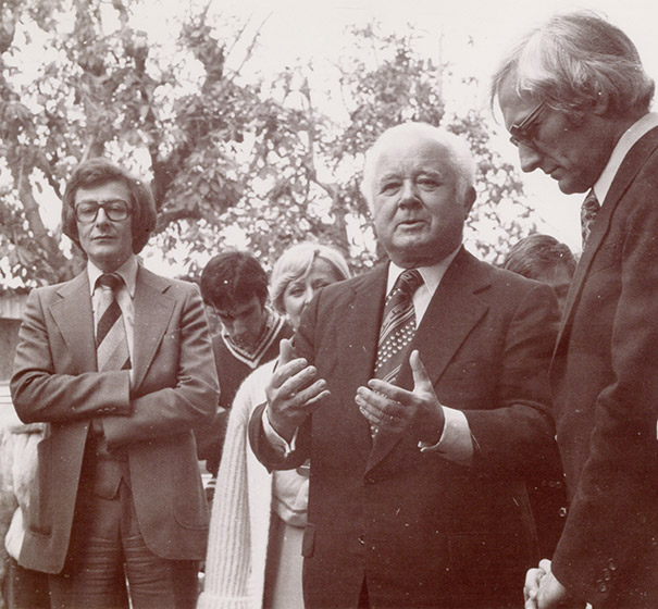 Photo de l'inauguration du centre de gestion de Mulhouse - Illzach. De gauche à droite : Jean-Pierre Bigosinski, chef de centre, Emile Muller, maire de Mulhouse et Pierre Juvin, président de la Macif