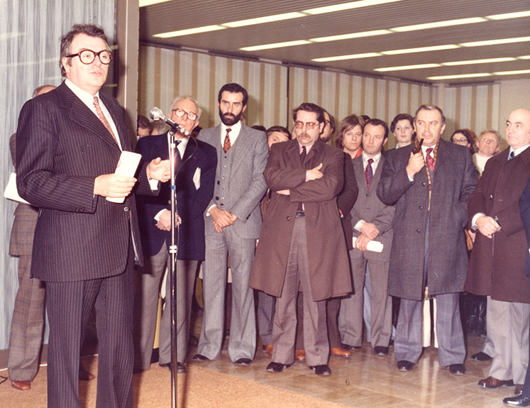 Photo du discours de Pierre Mauroy, député maire de Lille, lors de l'inauguration du centre de gestion de Lens. Egalement deuxième à partir de la gauche, Jean-Michel Monnereau, chef de centre