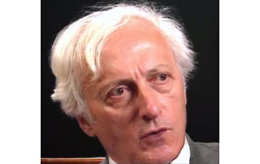 Photo de Pierre Juvin interviewé