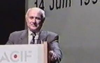 Photo de Jacques Vandier au pupitre, lors de l'AG du 14 juin 1997, à Brest