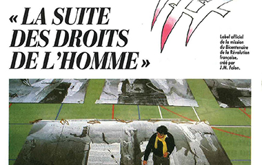 Photo de Richard Texier jetant un coup d'oeil sur les cartons qui serviront aux lissiers pour réaliser l'ouvrage