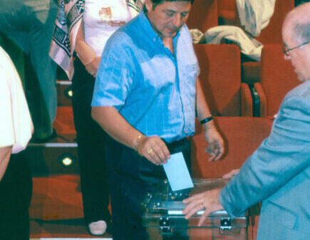 Photo du vote des délégués au congrès de Lyon le 19 juin 2004