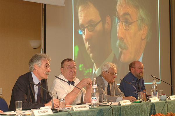 Photo du congrès de Chantilly du 18 juin 2005. De g. à dr. : Gérard Andreck, directeur général, Jean Simonnet, président, Pierre Juvin, ancien président et Dominique Crépel vice-président