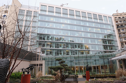 Photo de la cour intérieure de l'immeuble parisien, entièrement restructuré et rénové, place Etienne-Pernet.