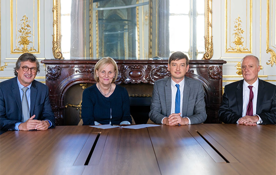 De gauche à droite : Jean-Philippe Dogneton, Président d’Aviva France, Amanda Blanc, CEO du groupe Aviva, Adrien Couret, Directeur Général d’Aéma Groupe et Pascal Michard, Président d’Aéma Groupe.
