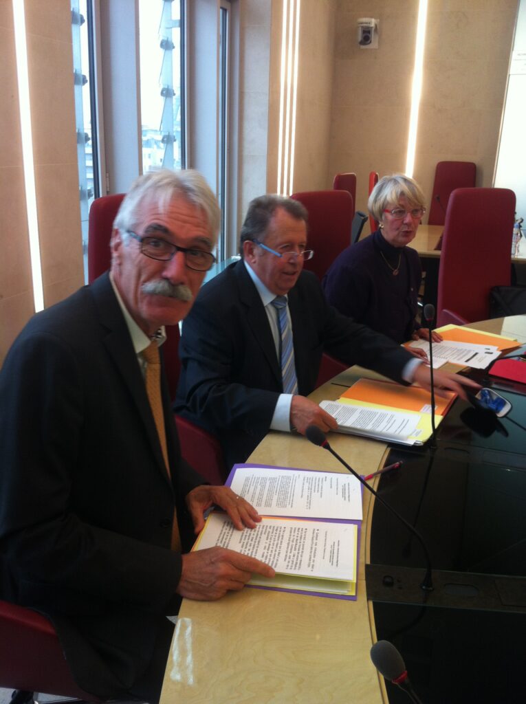 De gauche à droite : Gérard Andreck, président, André Weber, président de l'ADAD, Mireille Jourdain, secrétaire de l'ADAD