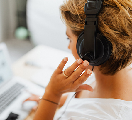 Photo d'une conseillère femme portant un casque audio regardant son écran