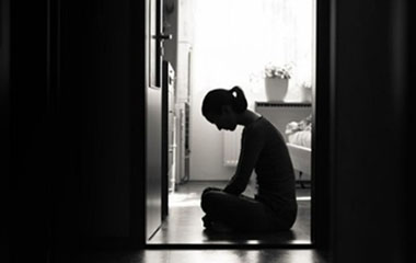 Image de l'article : Violences intrafamiliales : la Macif accompagne les victimes représentant une femme assise